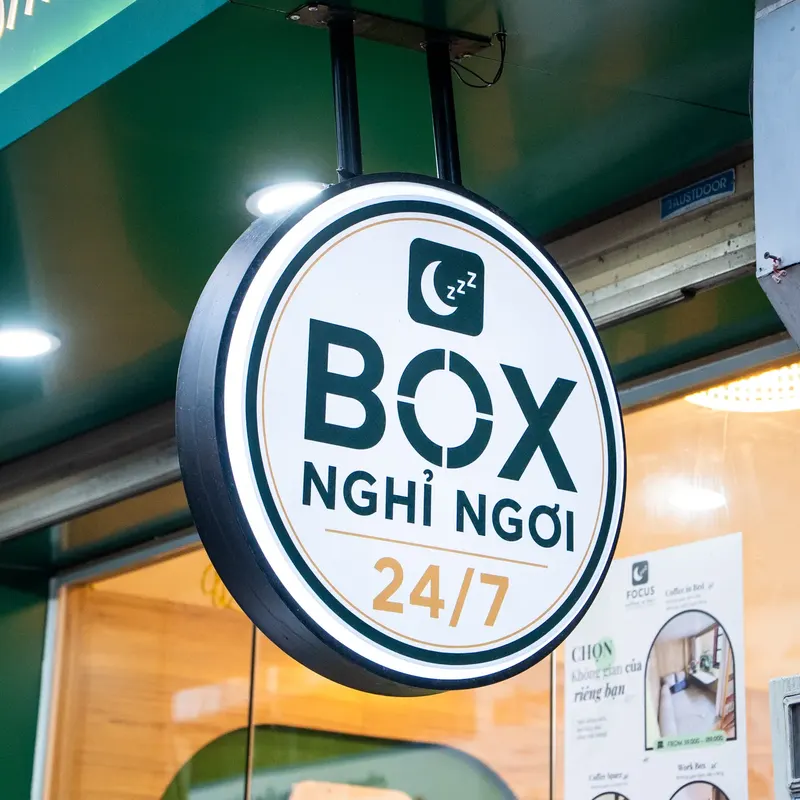 Biển tròn “Box nghỉ ngơi 24/7” treo trước cửa Focus