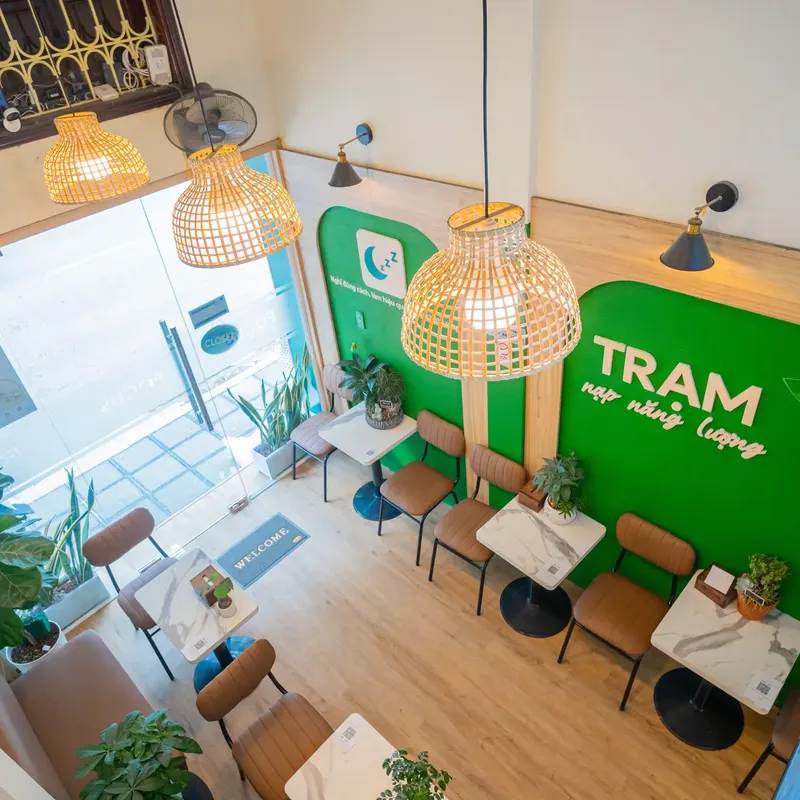 Khu cafe tầng trệt của Focus nhìn từ trên xuống