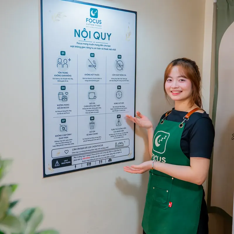 Nhân viên Focus giới thiệu bảng nội quy cho khách