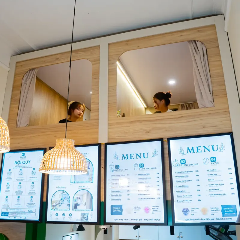 Bảng menu treo cao ở khu cafe tầng trệt của Focus