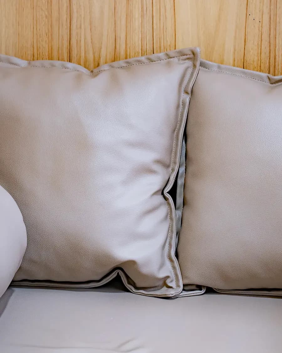 Cận cảnh gối, gối ôm và mặt đệm cao su non trong Sleep Box