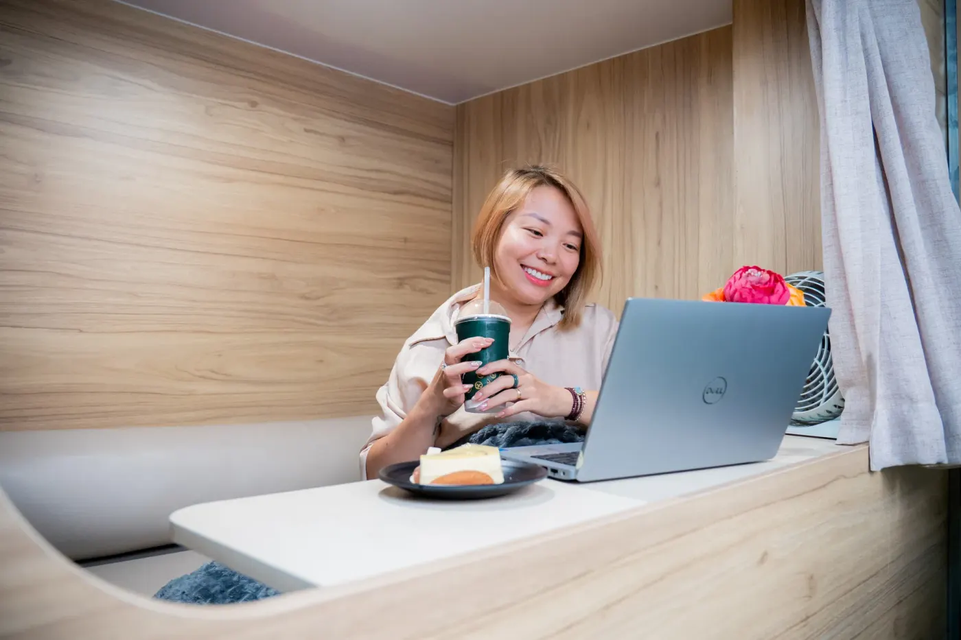 Khách làm việc với laptop và đồ uống Focus trên bàn gập trong Work Box